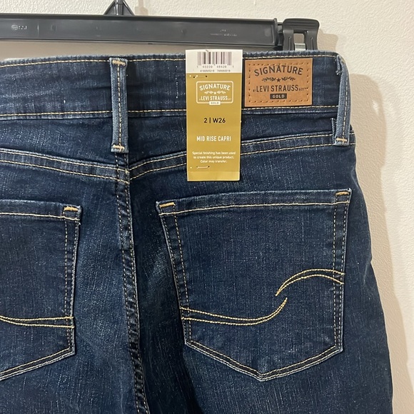 Signature by Levi Strauss & Co. Women's and Mid Rise Capri Jeans Size: 2 W26 - Picture 7 of 8